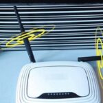 Router WiFi đặt trên bề mặt thoáng trong không gian gia đình