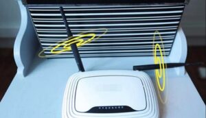 Router WiFi đặt trên bề mặt thoáng trong không gian gia đình