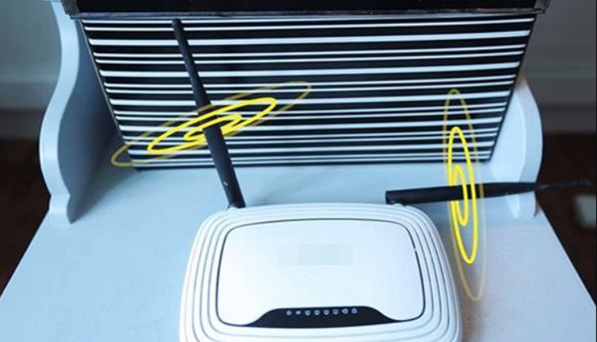 Router WiFi đặt trên bề mặt thoáng trong không gian gia đình