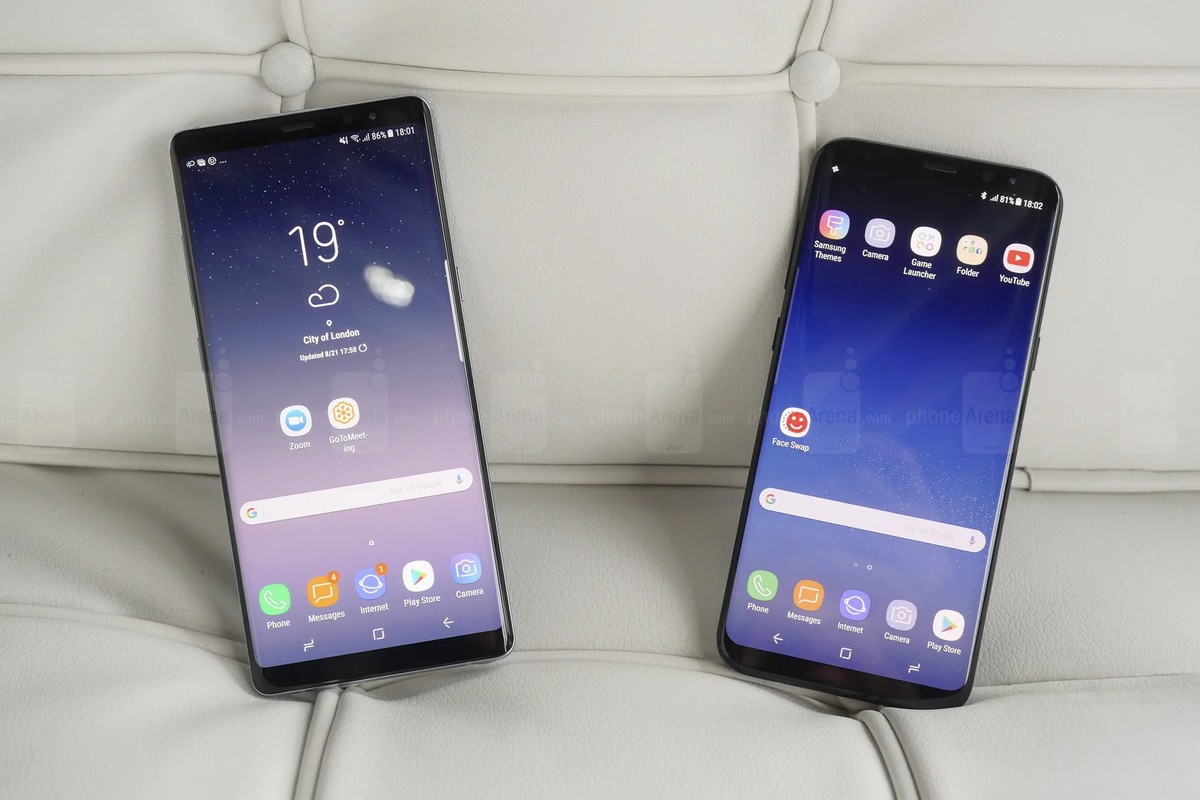 Điện thoại Galaxy S8 trong bối cảnh được Samsung phát hành bản cập nhật mới