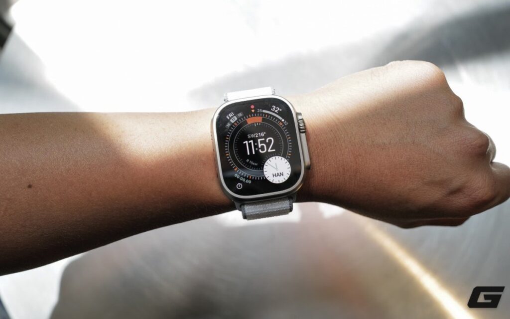 Apple Watch được đặt trên bề mặt sáng trong ảnh minh họa sản phẩm