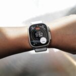 Apple Watch được đặt trên bề mặt sáng trong ảnh minh họa sản phẩm