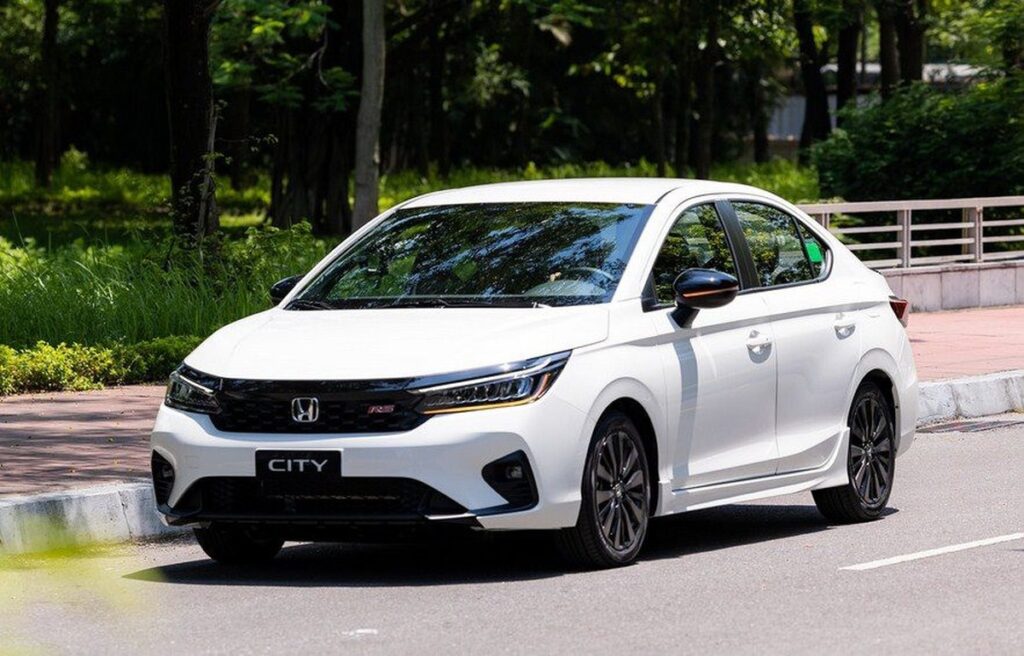 Honda City đỗ tại khu vực trưng bày của đại lý