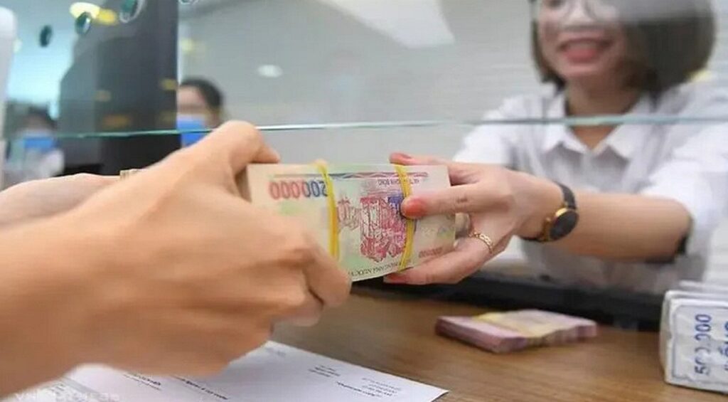 Cán bộ công an làm việc với người dân liên quan đến vụ án tài chính