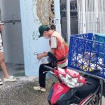 Tin nhắn thông báo giao hàng và yêu cầu thanh toán được gửi đến người mua