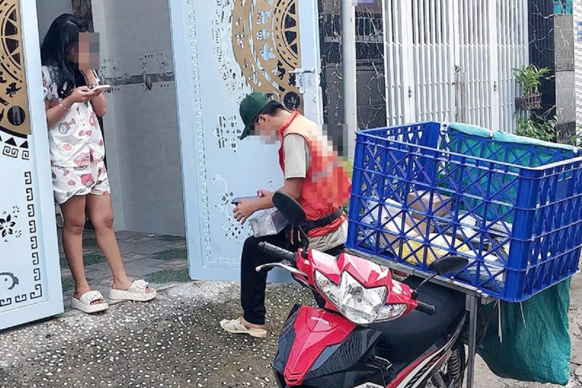 Tin nhắn thông báo giao hàng và yêu cầu thanh toán được gửi đến người mua