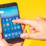 Một chiếc điện thoại Android hiển thị giao diện cuộc gọi video