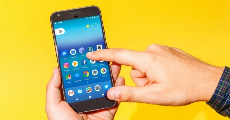 Một chiếc điện thoại Android hiển thị giao diện cuộc gọi video