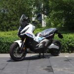 Honda X-ADV 750 đỗ trên nền đường với thiết kế tay ga adventure