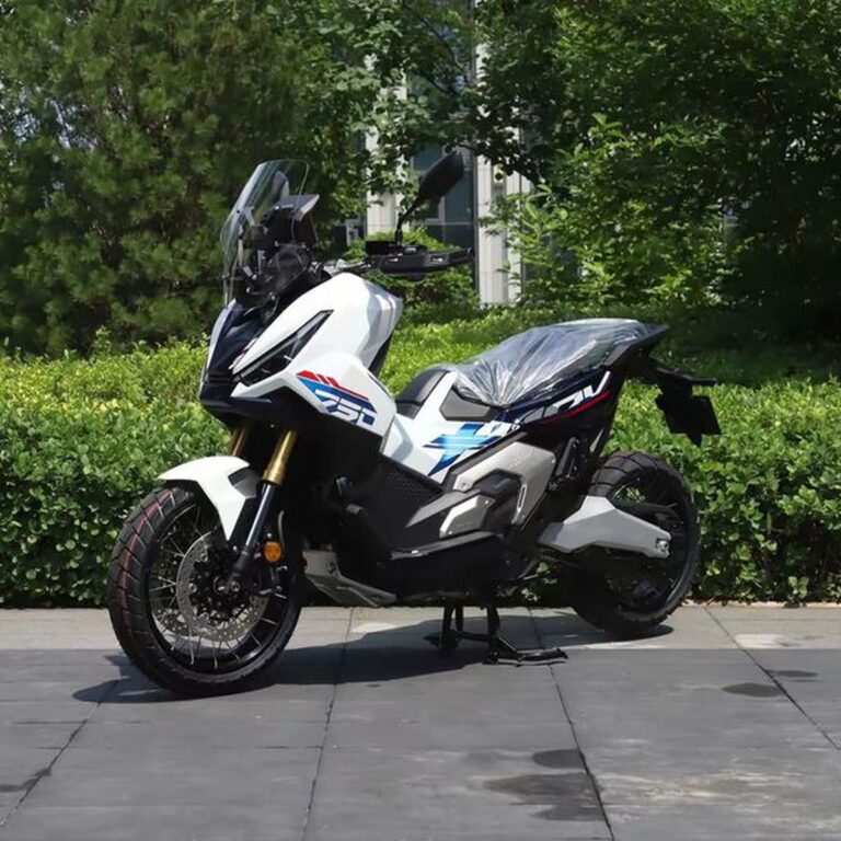 Honda X-ADV 750 đỗ trên nền đường với thiết kế tay ga adventure