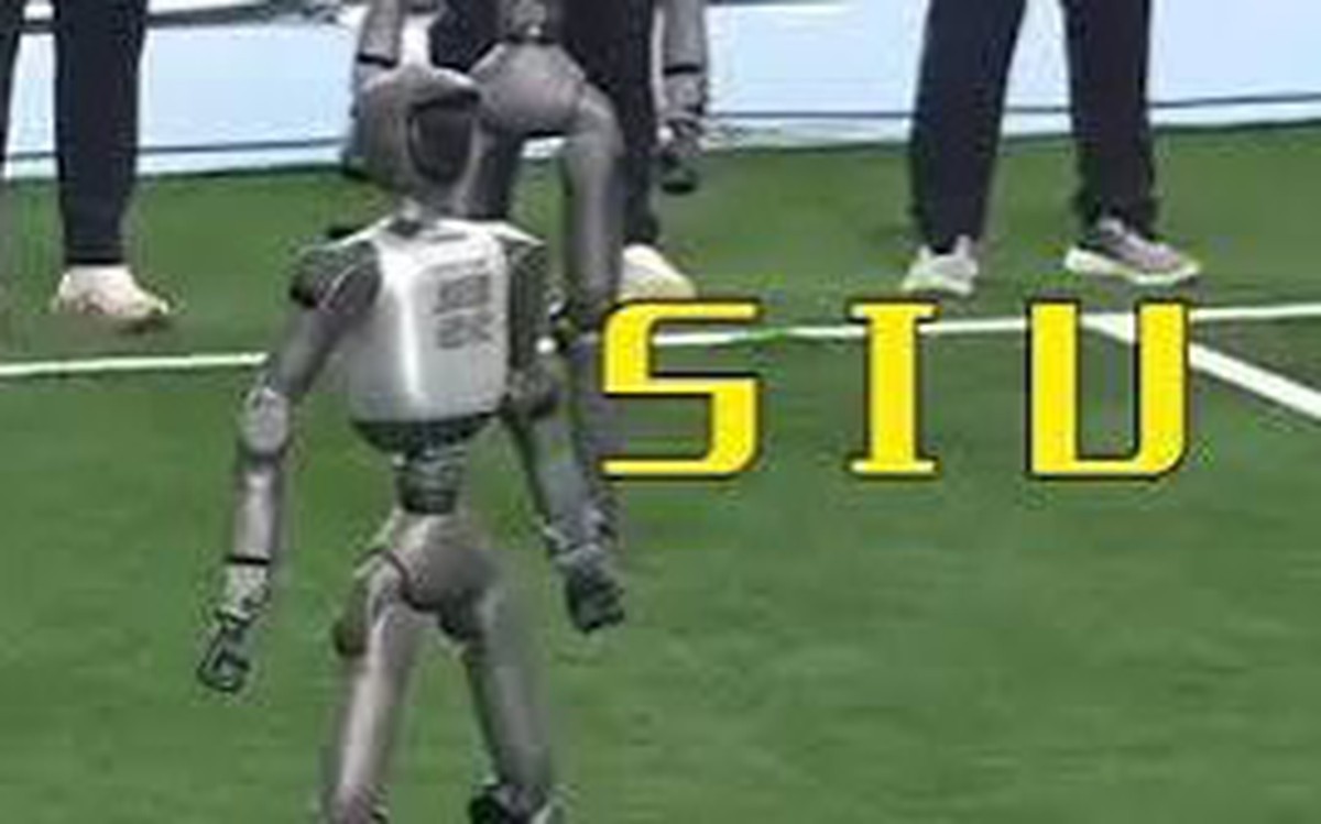 Robot hình người AgiBot sút phạt vượt qua hàng rào mô hình người màu vàng trên sân bóng