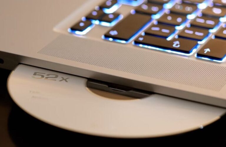 Bộ sưu tập đĩa CD và DVD được xếp trong hộp lưu trữ