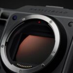 Máy ảnh medium format mirrorless Hasselblad trong bối cảnh giới thiệu sản phẩm