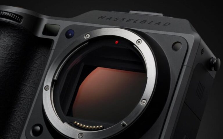 Máy ảnh medium format mirrorless Hasselblad trong bối cảnh giới thiệu sản phẩm