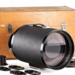 Ống kính Contax Mirotar 1000mm f/5.6 đặt trong không gian trưng bày