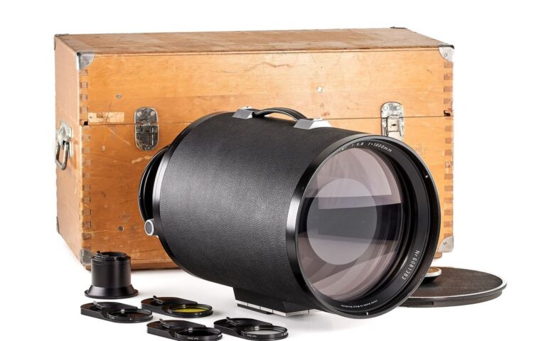 Ống kính Contax Mirotar 1000mm f/5.6 đặt trong không gian trưng bày