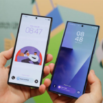 Galaxy Z Fold8 Ultra ở trạng thái gập được lấy ra khỏi túi quần bằng một tay
