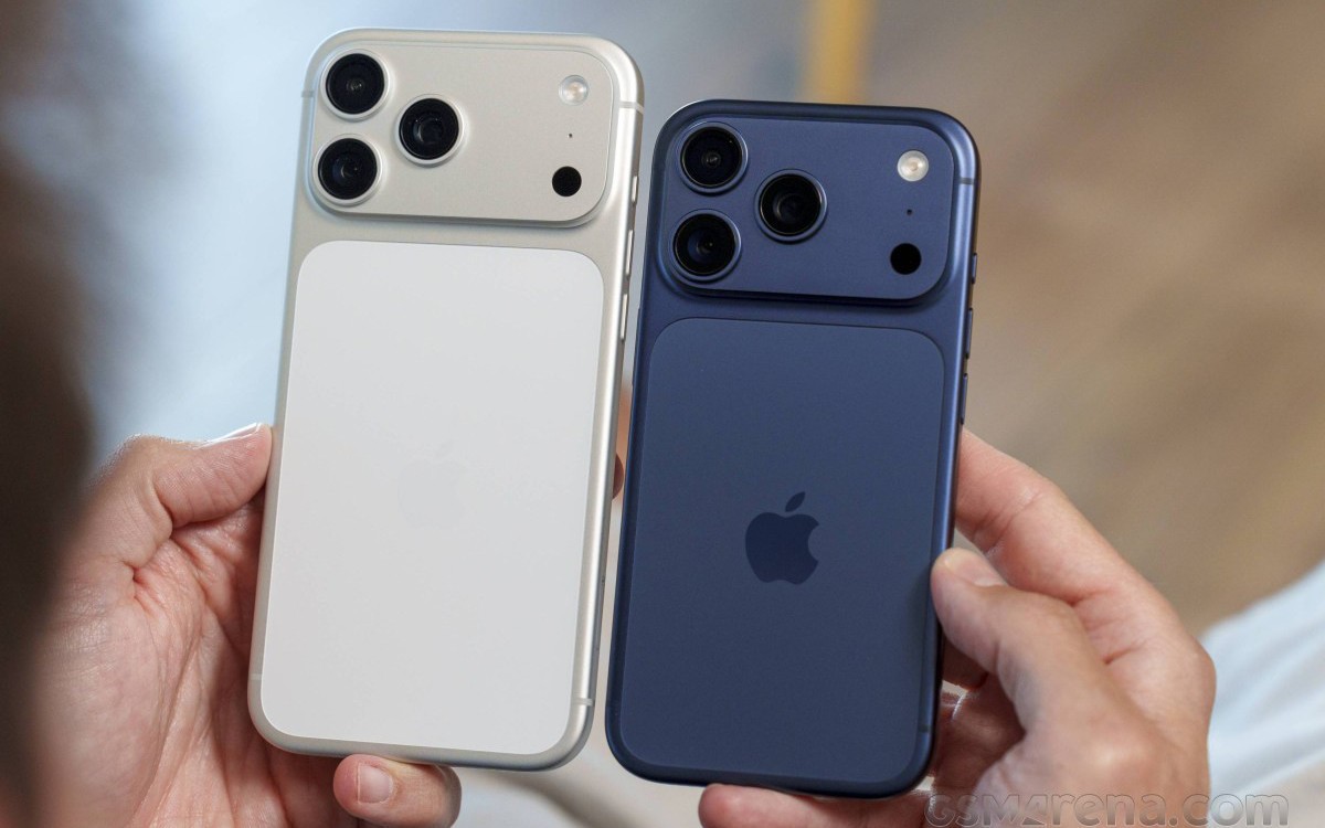 Điện thoại iPhone được đặt trên nền tối trong bối cảnh minh họa sản phẩm