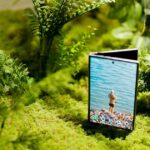 Người dùng cầm Galaxy Z Fold8 tại một quán cà phê
