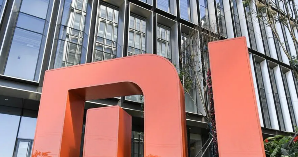 Logo Xiaomi trên mặt ngoài một tòa nhà tại Bắc Kinh