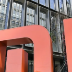 Logo Xiaomi trên mặt ngoài một tòa nhà tại Bắc Kinh