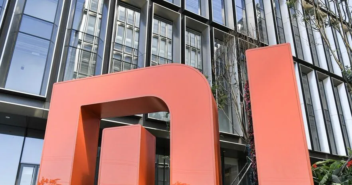 Logo Xiaomi trên mặt ngoài một tòa nhà tại Bắc Kinh
