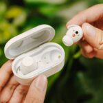 Hộp đựng LG xboom Buds Plus đặt trên mặt phẳng sáng màu
