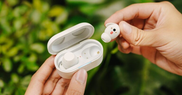 Hộp đựng LG xboom Buds Plus đặt trên mặt phẳng sáng màu