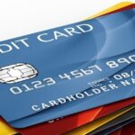 Hai loại thẻ thanh toán Visa và thẻ ATM nội địa được đặt cạnh nhau