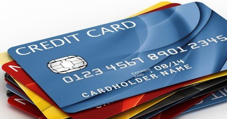 Hai loại thẻ thanh toán Visa và thẻ ATM nội địa được đặt cạnh nhau