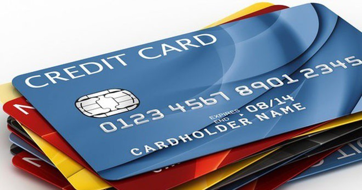 Hai loại thẻ thanh toán Visa và thẻ ATM nội địa được đặt cạnh nhau