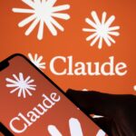 Giao diện Claude trên màn hình máy tính với nội dung trao đổi bằng văn bản