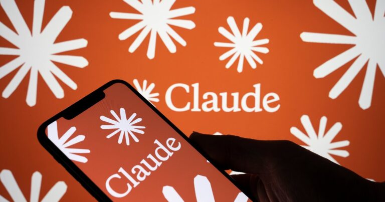 Giao diện Claude trên màn hình máy tính với nội dung trao đổi bằng văn bản