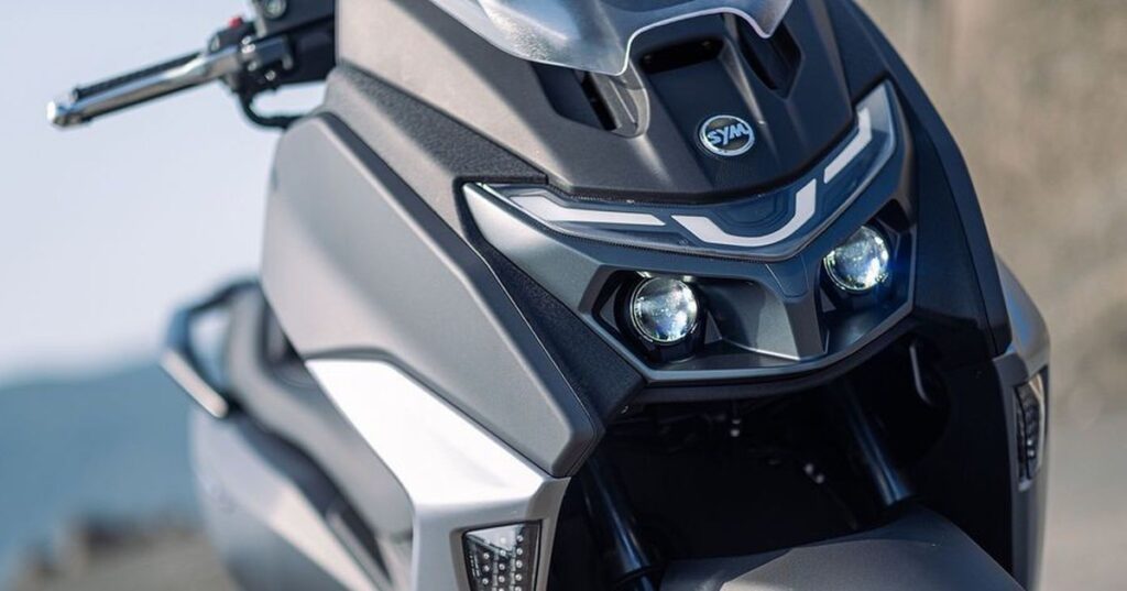 SYM MaxSym 400 trong góc nhìn toàn cảnh với thiết kế xe tay ga touring cỡ lớn