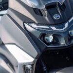 SYM MaxSym 400 trong góc nhìn toàn cảnh với thiết kế xe tay ga touring cỡ lớn