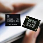 Chip nhớ DDR4 được đặt trên bề mặt làm việc