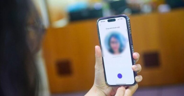 Minh họa người dùng thực hiện xác thực khuôn mặt trên điện thoại