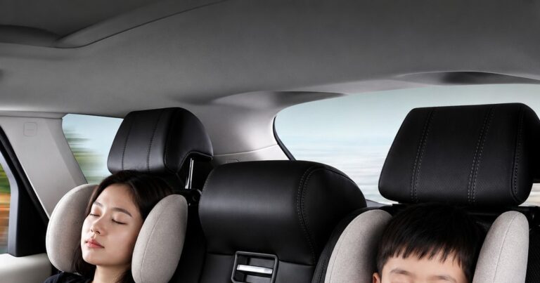 Gối tựa cổ được lắp trên ghế ô tô để hỗ trợ hành khách khi nghỉ ngơi
