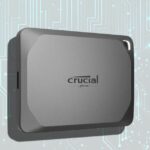 Ổ SSD di động Crucial X9 dung lượng 4TB đặt trên bàn
