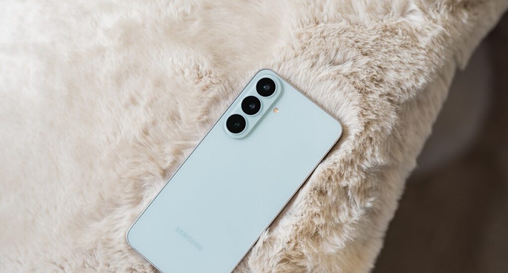 Galaxy S26 FE đặt trên nền sáng, thể hiện thiết kế tổng thể của điện thoại