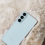 Galaxy S26 FE đặt trên nền sáng, thể hiện thiết kế tổng thể của điện thoại