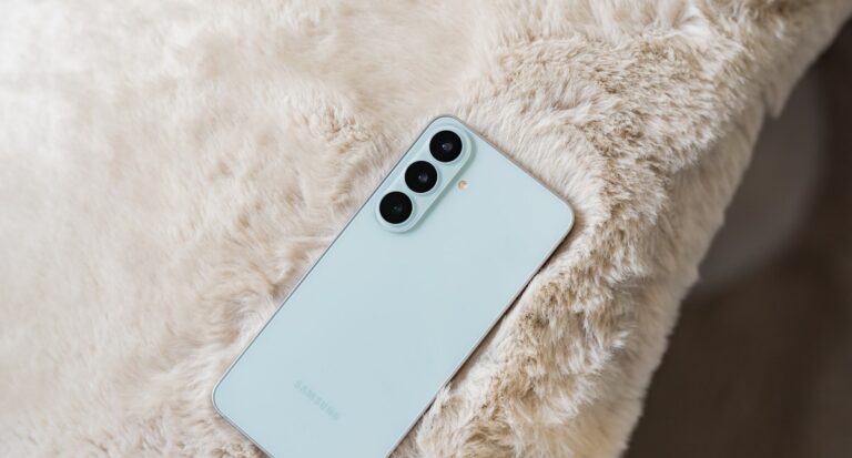 Galaxy S26 FE đặt trên nền sáng, thể hiện thiết kế tổng thể của điện thoại