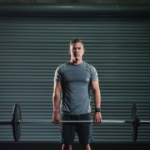Người đàn ông thực hiện bài tập kháng lực trong phòng gym
