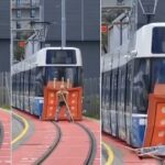 Đoàn tàu điện đô thị đang di chuyển trên tuyến đường tại Zurich