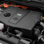 Hình minh họa một mẫu xe bán tải và SUV Toyota trong bối cảnh kiểm tra kỹ thuật