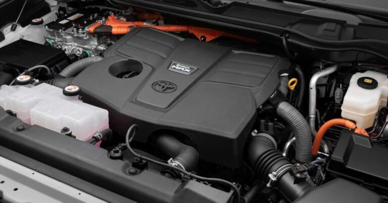 Hình minh họa một mẫu xe bán tải và SUV Toyota trong bối cảnh kiểm tra kỹ thuật