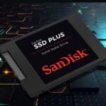 Ổ SSD SanDisk dung lượng 64 GB được đặt cạnh các linh kiện máy tính