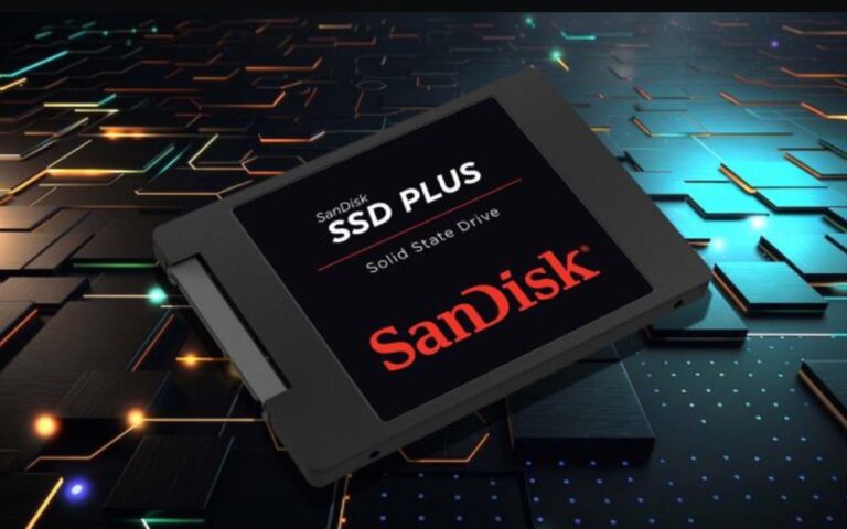 Ổ SSD SanDisk dung lượng 64 GB được đặt cạnh các linh kiện máy tính