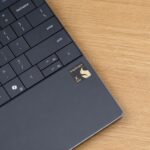 Laptop Windows on Arm được đặt trên bàn làm việc với màn hình hiển thị giao diện Windows