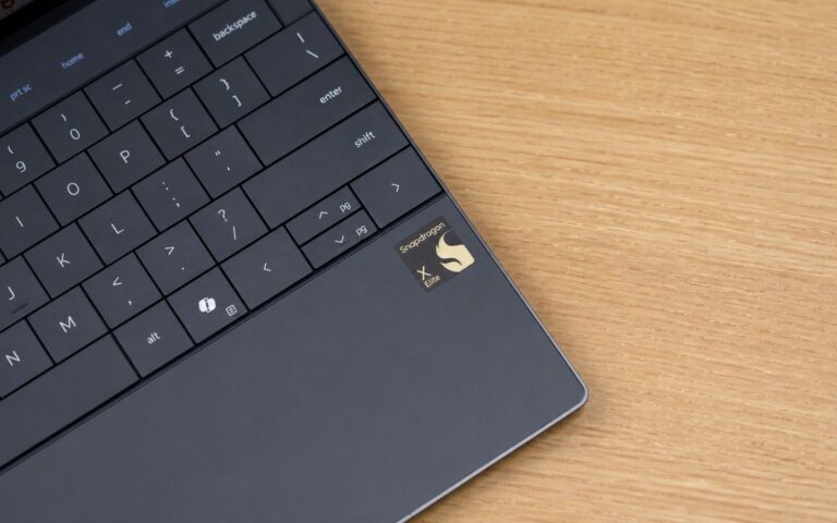 Laptop Windows on Arm được đặt trên bàn làm việc với màn hình hiển thị giao diện Windows